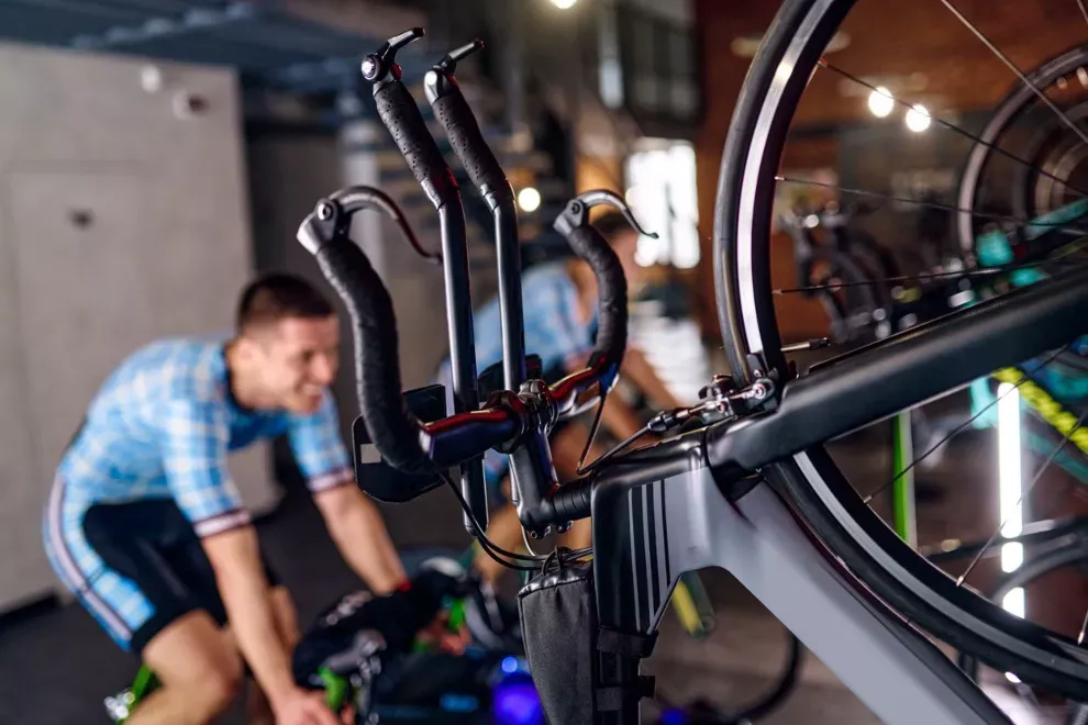 sekrety-trenazerow-rowerowych-jaki-jest-sens-jazdy-w-zamknietym-pomieszczeniu