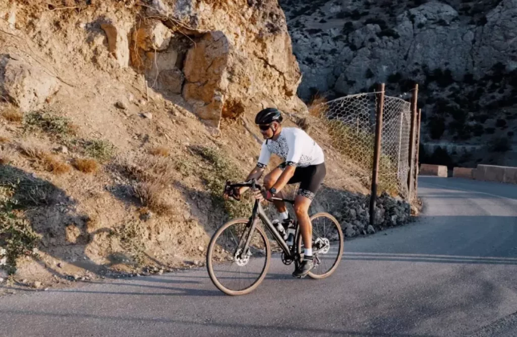 kontakt-wzrokowy-a-ochrona-oczu-czy-rowerzysci-sa-bezpieczniejsi-bez-okularow-przeciwslonecznych